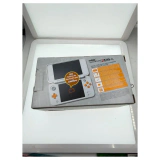 New Nintendo 2DS XL Wit + Oranje (Console met doos) Nintendo 2DS XL Achterkant — Console met doos