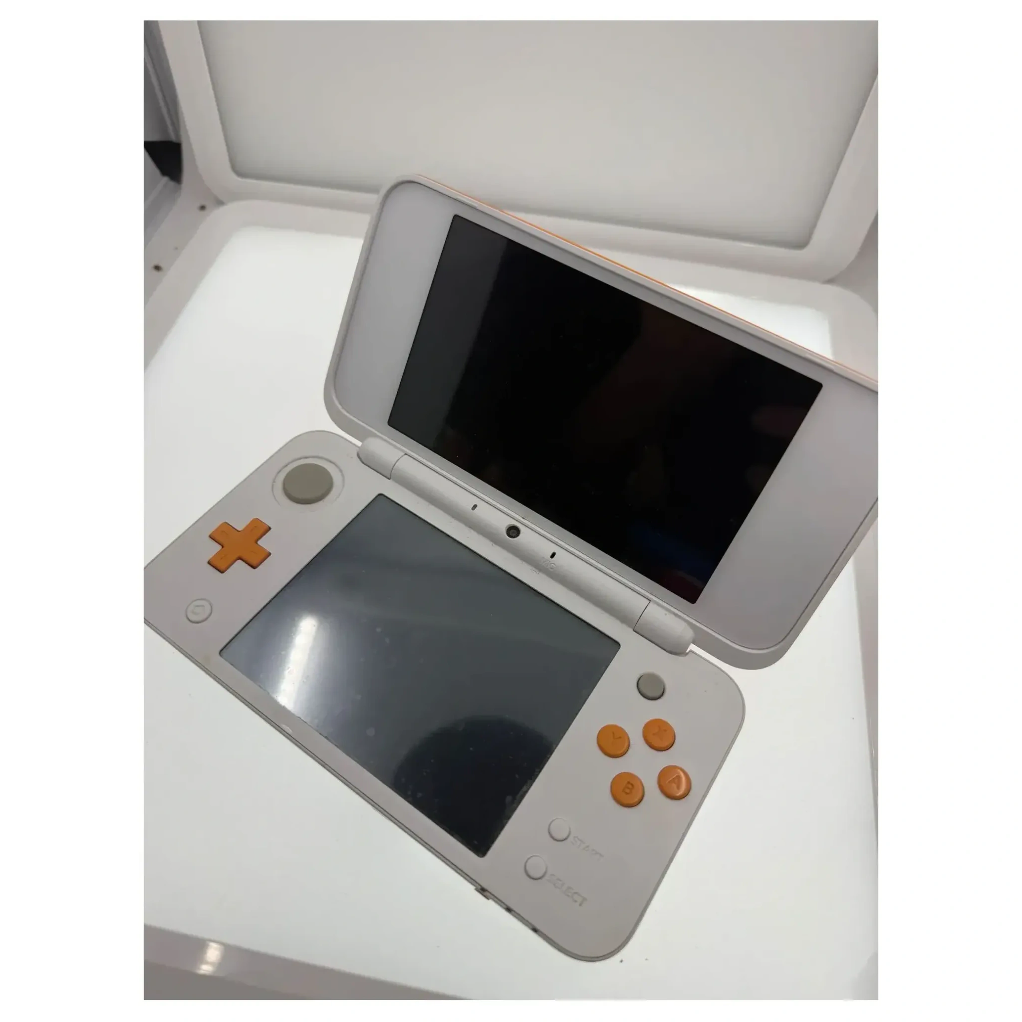 New Nintendo 2DS XL Wit + Oranje (Nintendo DS) — Losse console, Goed staat — origineel kopen bij Gameshop Enter